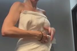 Whitney Cummings exposed her pussy in during live broadcast!!!