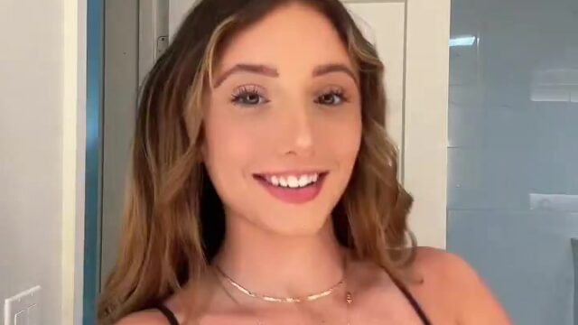 Gianna White / GiannaWhitexo Nude Shows Off Her Big Breasts